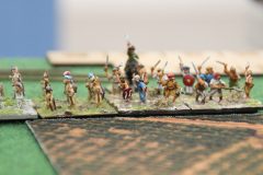 Des archers et Dalaimites Arabes prennent position devant un champ d'Oliviers.