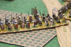 Des guerriers Arabes prennent position dans une plantation.
