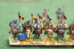 La cavalerie lourde des Francs part au combat.