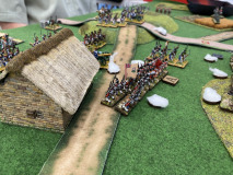 Une formation Anglaise tente de capturer une maison bien placée au centre du terrain.