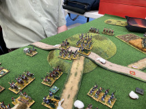 Les forces Françaises prennent position sur une colline.