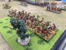 Ces guerriers Thraces s'abritent dans une forêt.