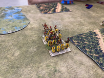 Des légionnaires Romains République avancent en formation défensive;