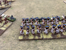 Les lanciers d'élite Incas opposent une ligne de défense farouche.