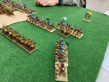 Une ligne de chameaux Touaregs s'apprête à prendre la cavalerie Hindou de flanc.
