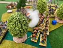 Tirailleurs Français et Autrichiens arrivent au corps à corps dans un bosquet d'arbres.