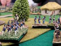 Les tirailleurs Français arrivent en vue du village tenu par les Autrichiens.