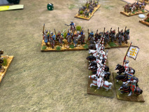Les chevaliers Anglais se font surprendre de flanc par la cavalerie Bretonne !