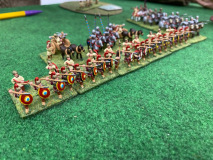 Les légionnaires Romains Bas Empire observent les Huns et se placent en formation compacte.