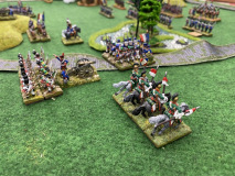 Des Dragons à cheval de l'armée Française s'élancent au galop.