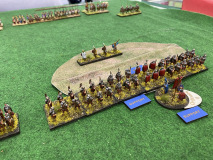 La ligne d'auxiliaires Romains  va prendre position sur la colline. En face, les Grecs...