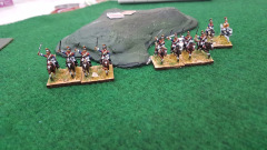 Des cuirassiers Français descendent d'une colline et s'avancent vers le centre du champ de bataille.