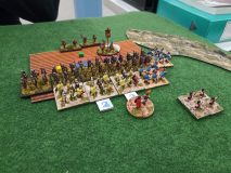 Les auxiliaires Romains affrontent l'infanterie Thraces des Diadoques et Successeurs dans un champ.