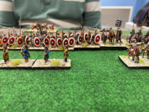 Ces psilois Romains éclairent le chemin des légionnaires en arrière-plan.