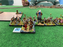 Le général Carthaginois lance son corps avec éléphant dans la bataille.