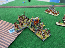 L'Éléphant Carthaginois et son groupe de combat sort d'un champ.