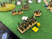 Ce groupe de Dragons semble en grande difficulté, cavaliers comme piétons en arrière-plan.