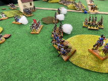 Les Anglais progressent devant une unité de Dragons Français en position défensive.