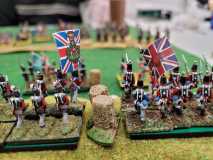Les Anglais avancent sur le champ de bataille. En face, les Français attendent.