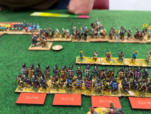 L'infanterie d'élite Franque toise la cavalerie des Dynasties Bédouines.