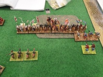 Une charge de chevaliers Croisés forcent les éclaireurs Bourguignons à se retirer.