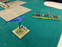 Un dragon survole le champ de bataille sur HOTT.