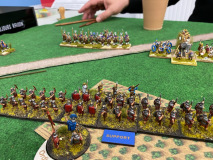 Les auxiliaires Romains Haut Empire prennent position dans un champ face aux Macédoniens.