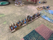 Des troupes impétueuses de la Conquête Arabe progressent sur le champ de bataille.