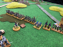 L'armée Prussienne forme une ligne compacte. Au loin, on aperçoit les Français.