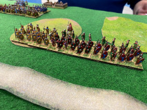 Les auxiliaires Romains Bas Empire progressent vers la route centrale.