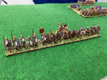 La cavalerie lourde Romaine Bas Empire s'élance au galop à travers la plaine, face aux Macédoniens.