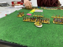Sur la gauche, des Thraces fantassins moyens et javeliniers avancent vers la cavalerie Numide.