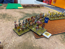 Yoshitune en personne commandant un important groupe de Samouraïs à pieds.