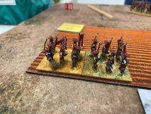 Des archers Samouraïs prennent position à couvert dans un champ.
