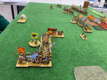 Sur l'aile droite, le chariot de guerre Allemand avance avec son escorte.