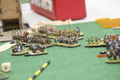 Malgré son courage, l'infanterie Croisée est en difficulté.