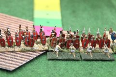 Les légionnaires Romains en formation avance sur l'ennemi Indien.