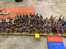 Les Gaulois opposent une farouche résistance aux hoplites Spartiates.