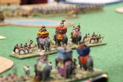 Les éléphants d'élite Indiens avancent sur les Byzantins Maurice.
