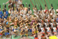 La mélée fait rage entre les phalanges et les légions.