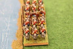 Un détachement de cavalerie lourde Byzantins Maurice longe la côte.