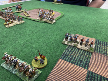 Des cavaliers Romains en difficulté dans un champ.