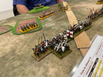 L'imposante ligne de chevaliers Anglais Féodaux charge à bride abattue sur les positions Taifas.