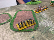 Un contingent d'arbalétriers Taifas  se positionne dans un champ afin de se protéger des chevaliers ennemis.
