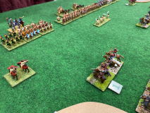 Les cavaliers légers Huns tentent d'harceler l'imposante ligne des Romains Bas Empire.