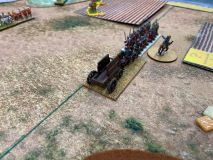 Un chariot de guerre des Hongrois Médiévaux appuyé par de l'infanterie lourde.