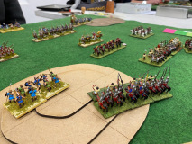 Les redoutables cataphractes Parthes se déploient sur une colline.
