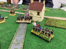 Les troupes Anglaises tentent de s'emparer de la maison.