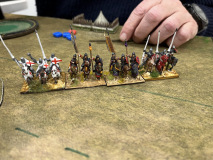 Les chevaliers Arméniens manœuvrent devant leur campement fortifié.