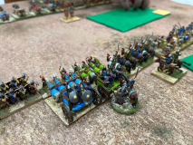 Des chars lourds Assyriens et Sargonides avancent en rang compact.